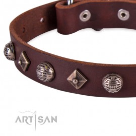  Halbsphären und quadratische Nieten Lederhalsband von FDT Artisan