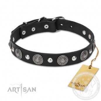 Sonnenblumen und Nieten Lederhalsband von FDT Artisan